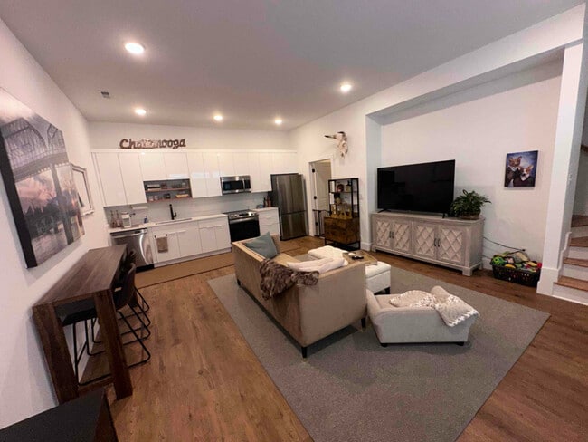 Photo - 979 Montague Pl