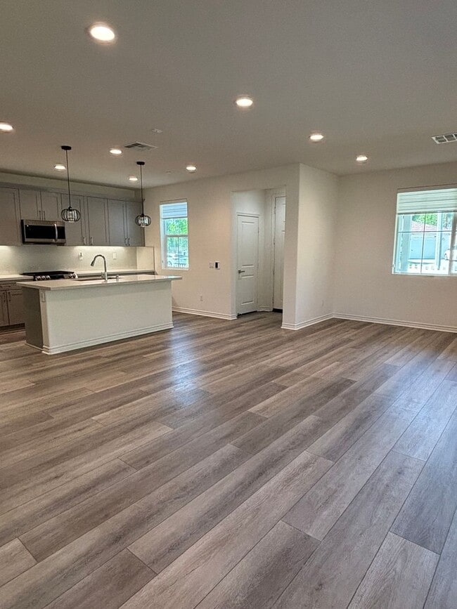 Building Photo - Bright Four-Bedroom Townhome in Whittier and Walkable Palm Park