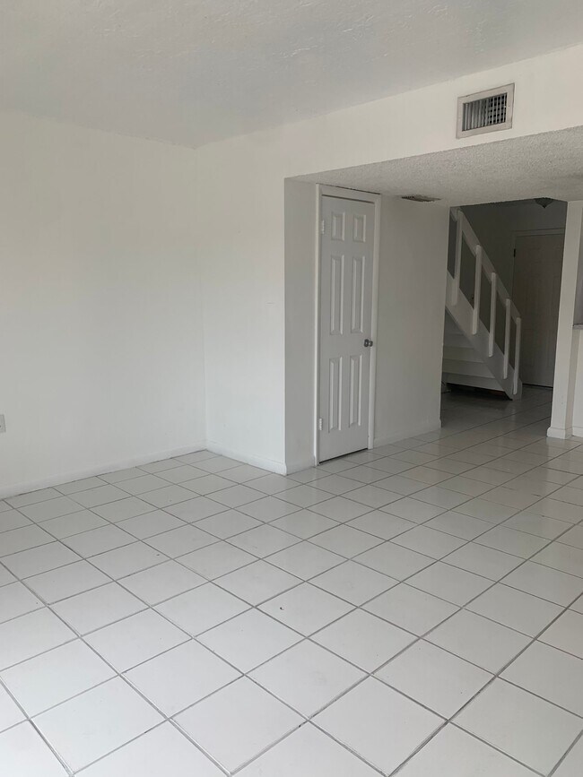 Photo - 2261 W 53rd St Unidad 9