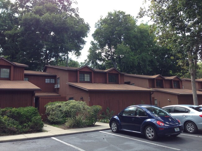 Building Photo - 3 Bedroom, 3 Bath Townhome in Rockwood Villas!