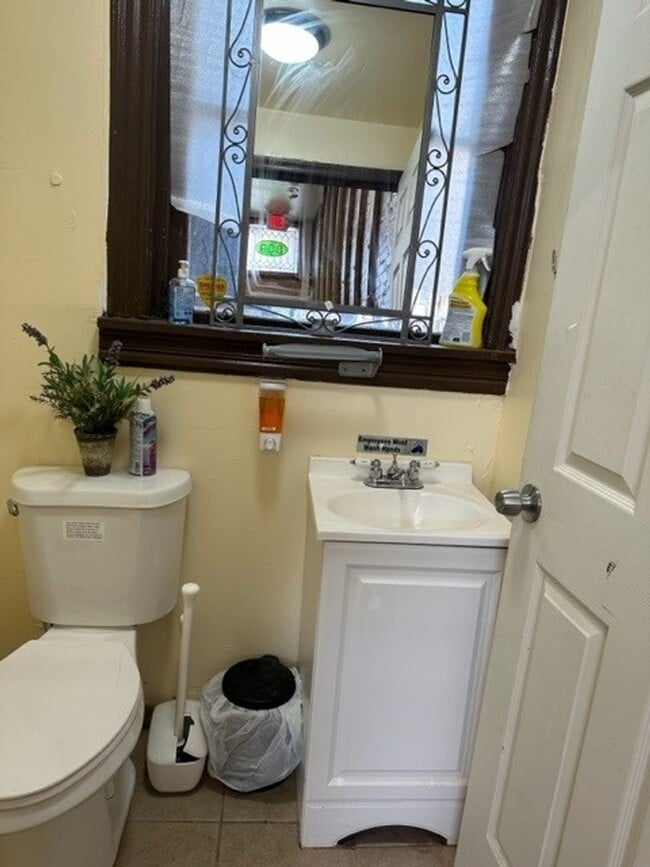 Photo - 908 N 3rd St Unidad Commercial