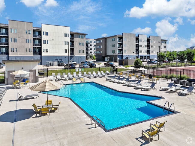 Resort Style Swimming Pool - Cityville Rental