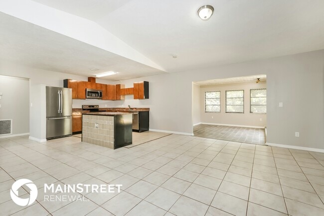 Photo - 701 NW Grenada St