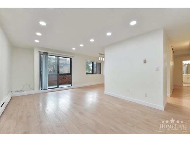 Photo - 1444 Martin St Unit 108