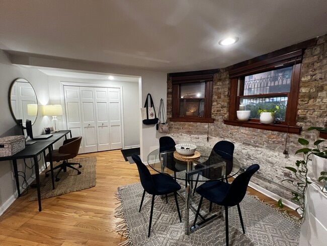 Entry and Dining - 2328 N Southport Ave Apartamentos Unidad G