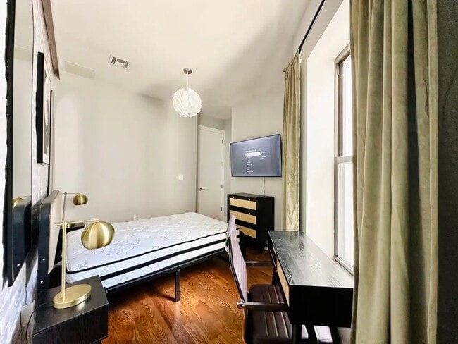 Photo - Furnished room/NOT APARTMENT Unit 5