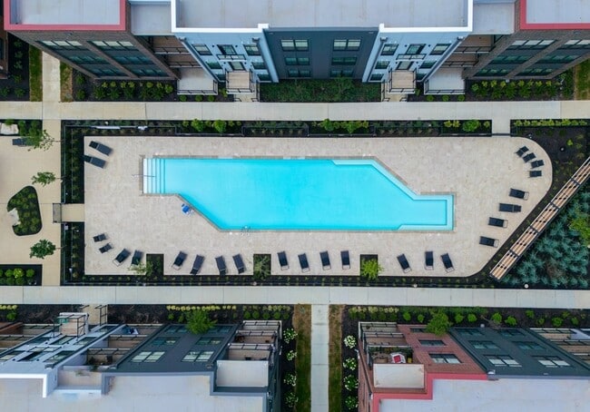 8 on the Park Pool and Lounge