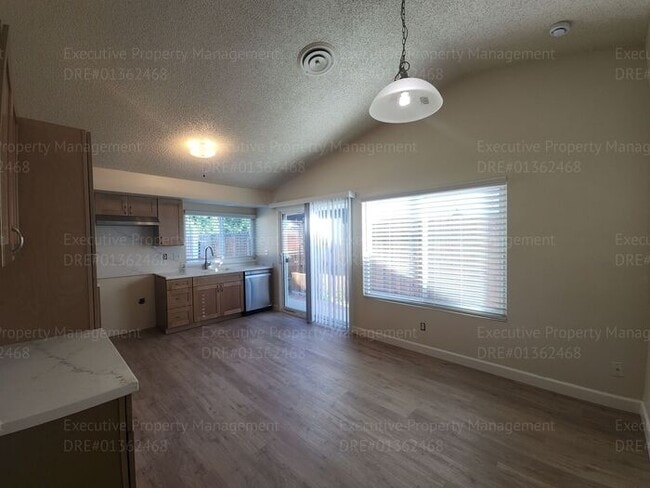 Photo - 3 bedroom/ 1.75 bathroom located in southw... House