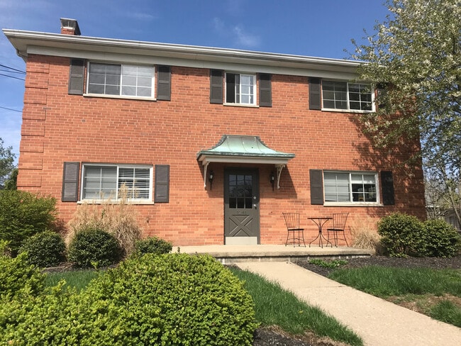 Building Photo - 2 BR IN HYDE PARK WITH OFF STREET PARKING Unit 01