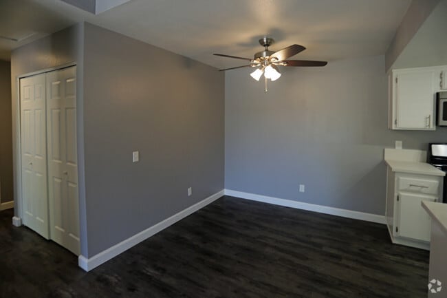 1 HAB, 1 BA Renovado-Comedor - Acacia Park Apartments