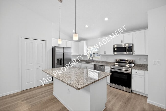 Photo - 615 Chaloupe St SE