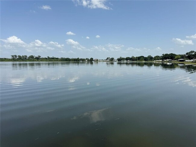 912 Lake Jessie Dr