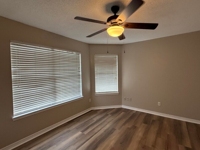 Photo - 280 Limestone Cir