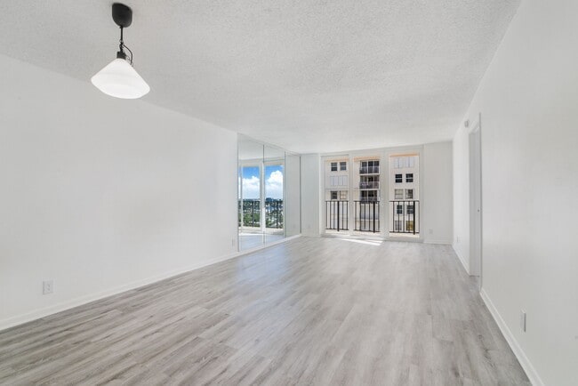Building Photo - 2931 SW 12th Ave Unit 2 Rental