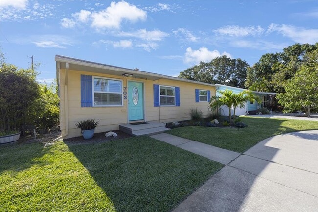 Photo - 702 Gray St S