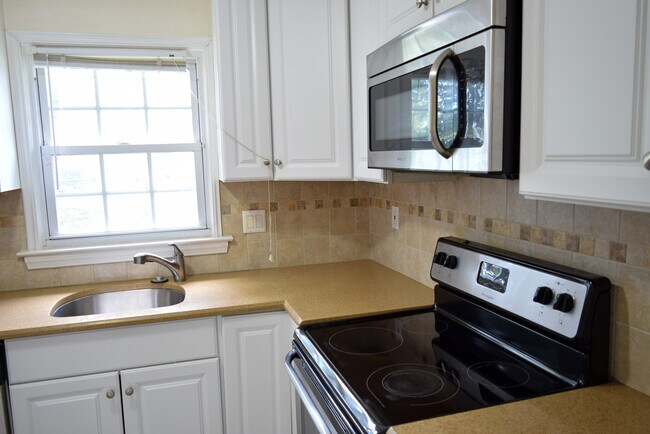Kitchen - 49 Grandview Dr Unidad D