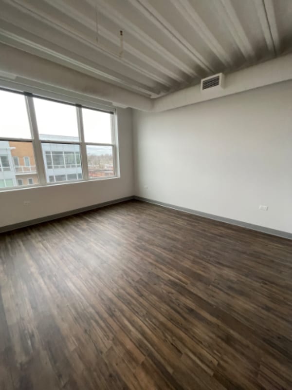 Photo - 3917 N Sheridan Rd