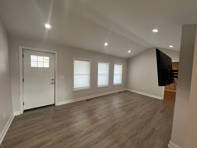 Photo - 2117 Gladstone Ave