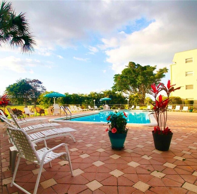 Building Photo - 1035 Country Club Dr Unit 104