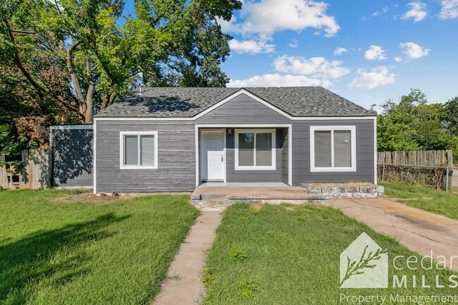 Building Photo - Large 3 Bedroom Remodeled Home