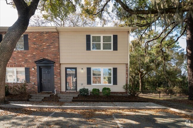 Building Photo - Updated Townhouse West Ashley