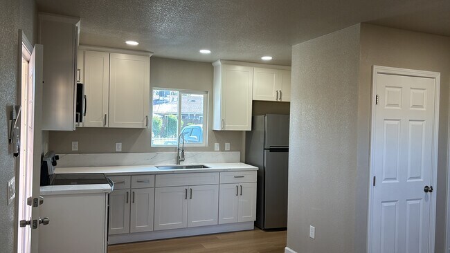 Photo - 2061 Marlow St