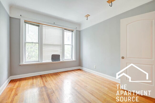 Building Photo - 907 W Belmont Ave Unit 2 Rental