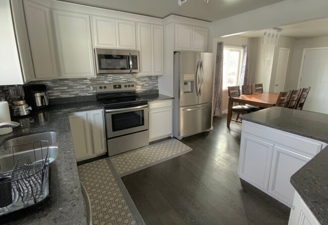 Cocina/sala de estar de concepto abierto - 237 Fair Park Dr