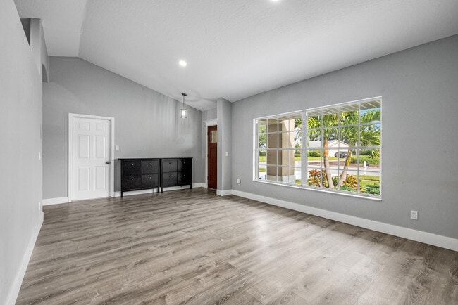 Photo - 429 Lake Victoria Cir