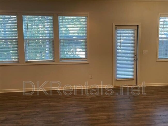 Photo - 1809 Parkades Path