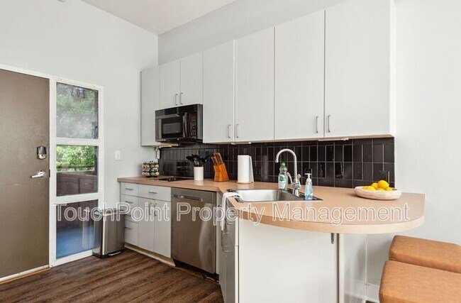 Photo - 514 W 10th St Unidad #205