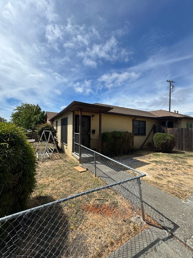 Building Photo - 49-53 Mosswood Ave Unit 49 Mosswood Avenue