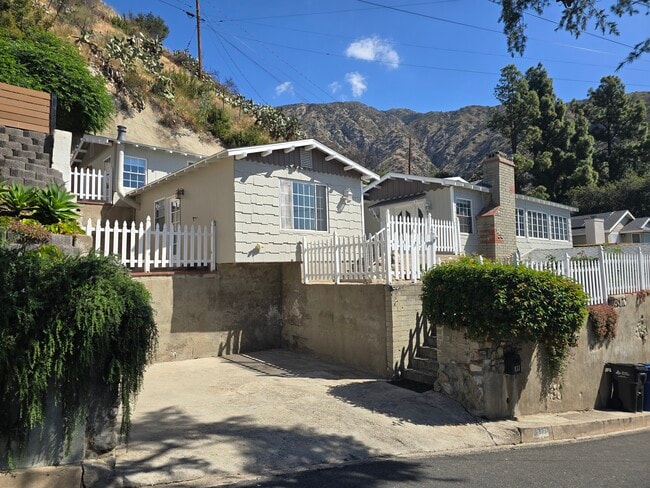 Building Photo - 833 Skyland Dr