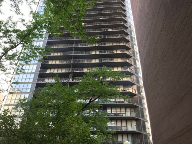 Great Unit for Rent - 10 E Ontario St Unit Great  with Upgrades