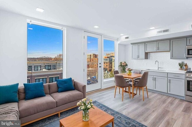 Building Photo - 701 N Henry St Unit 306