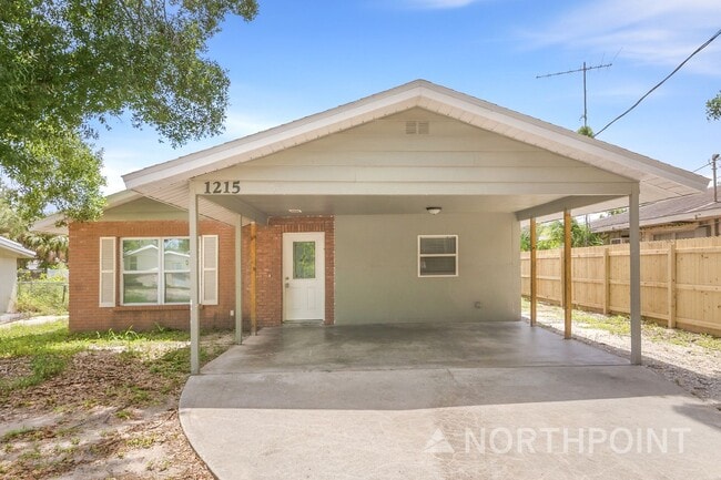 Building Photo - 3 BR/2BA | Newly Renovated Single Family Home | Fenced backyard| In Bradenton!