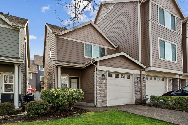Building Photo - 3 Bed/ 3bath Townhome + 1 Car Garage + W/D + Fenced Patio/Yard!