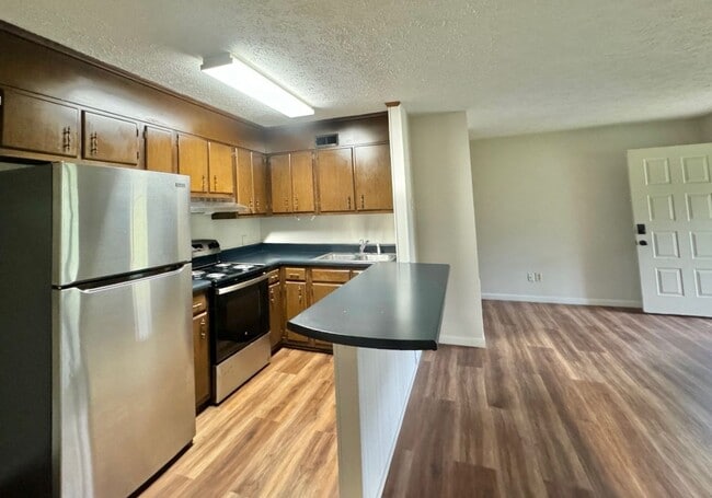 Photo - Upstairs apartment close to 40 with an interior refresh - updated floors paint and appliances Unidad 1