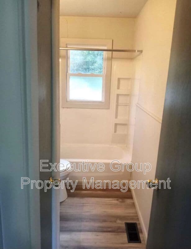 Photo - 978 Oak Dr
