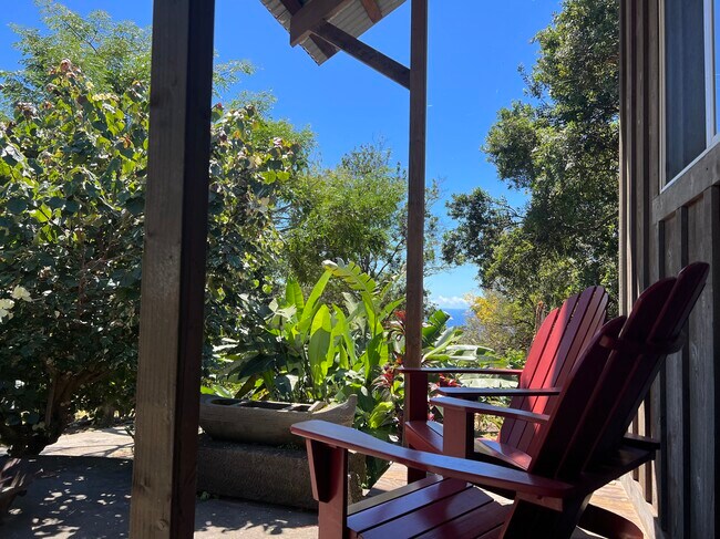 front porch seating - 83-5515 Hawaii Belt Rd Unit Sugar Shack 2