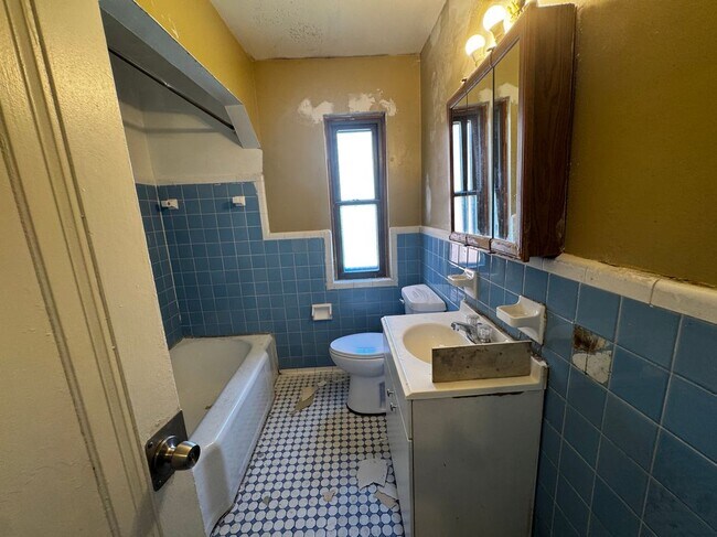 Photo - 11492 College St