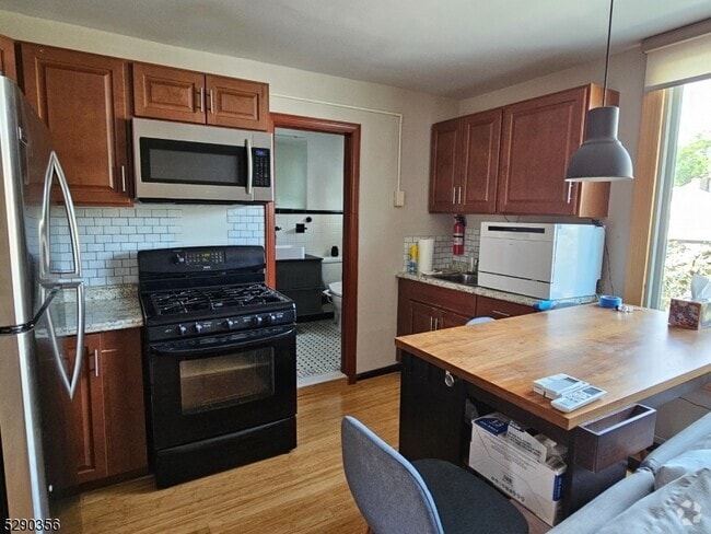 Building Photo - 271 Davis Ave Rental