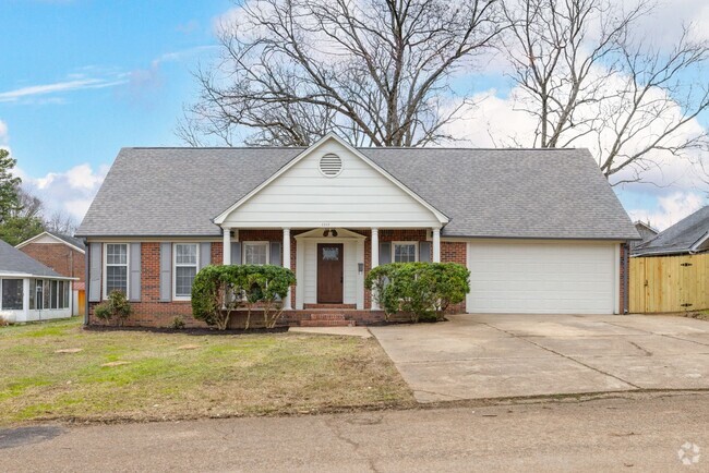 Building Photo - 5 bedroom 3 bath in Covington recently ren... Rental