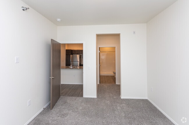 2BR, 2BA - 913SF