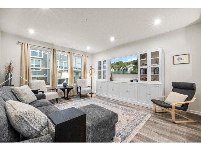 Building Photo - 775 Roselyn Dr