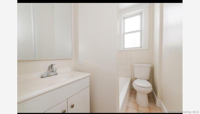 Photo - 959 Van Nest Ave Unidad 1