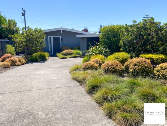 Building Photo - CHARMING 3BR/2BA W/ NEW LAM FLRS, NEW STOV... Rental