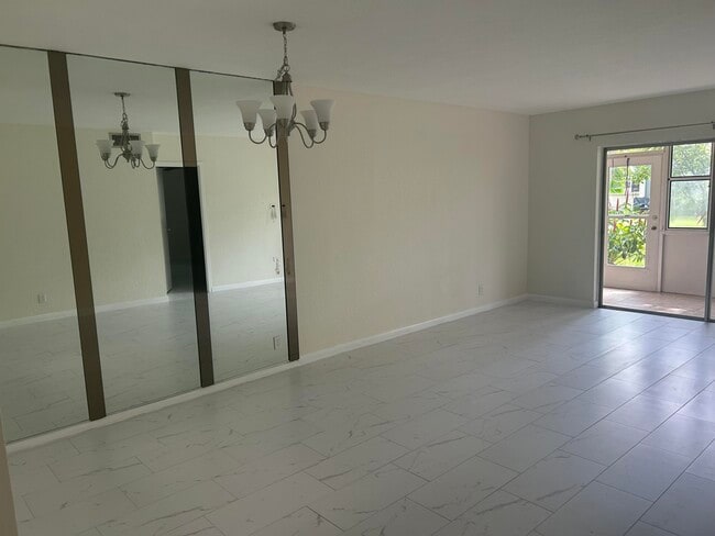 Building Photo - 1 Abbey Ln Unit 102 Rental