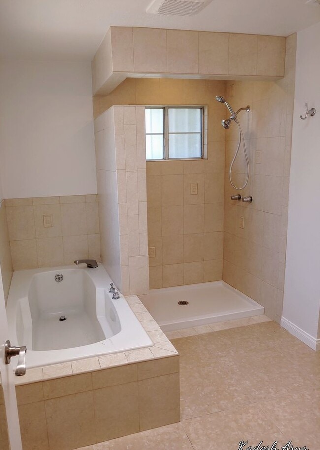 Photo - Large 5 Bedroom 3 Bath House that Sleeps 6-7, Behind the UT