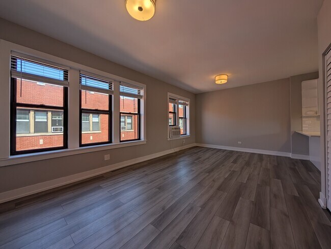 Photo - 3939 N Janssen Ave Unit 2